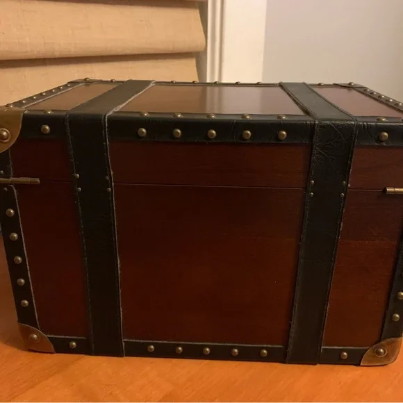 Bombay Co Trunk Style Jewelry Box - Picture 3 of 13